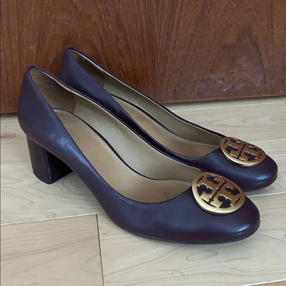 Tory Burch purple pumps with gold logo - Picture 9 of 11
